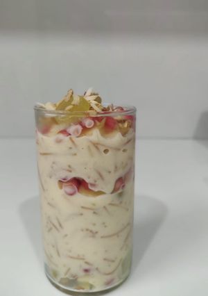 A picture of Vermicelli fruit custard.