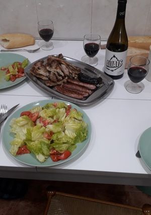 Una foto de Cordero lechal, longanizas y botifarra
