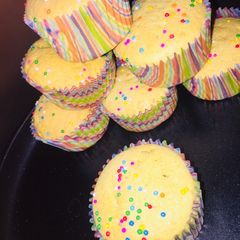 A picture of Vanilla cupcakes 🧁.
