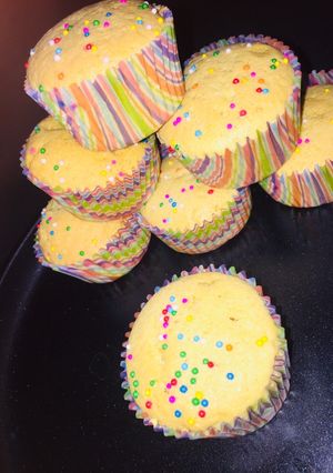 A picture of Vanilla cupcakes 🧁.