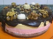 Una foto de tortas heladas de chocolates