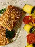 Filetto di salmone in crosta con verdure croccanti e panna acida