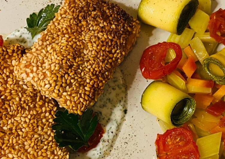 Filetto di salmone in crosta con verdure croccanti e panna acida