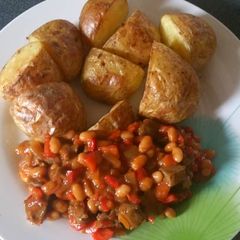 A picture of Jacket potatoes with liver sauce.