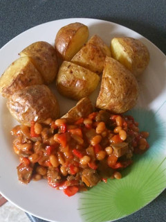 A picture of Jacket potatoes with liver sauce.