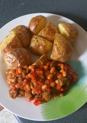 A picture of Jacket potatoes with liver sauce.