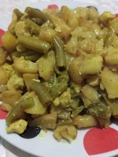 صورة لوصفة بطاطا مقلية 🍟مع لوبيا خضرا ودجاج 🐔 من المطبخ الجزائري