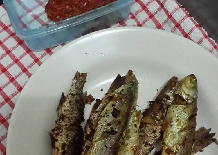 Proses Menyiapkan Ikan belanak goreng &amp; sambel tomat matang yang Lezat