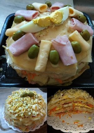 Una foto de Torre de panqueques, pollo y atún