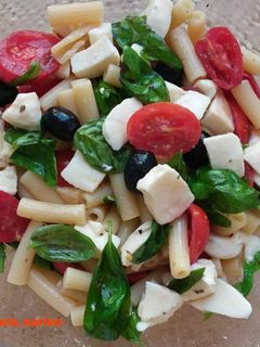 Foto di PASTA FREDDA CON POMODORINI, MOZZARELLA E BASILICO