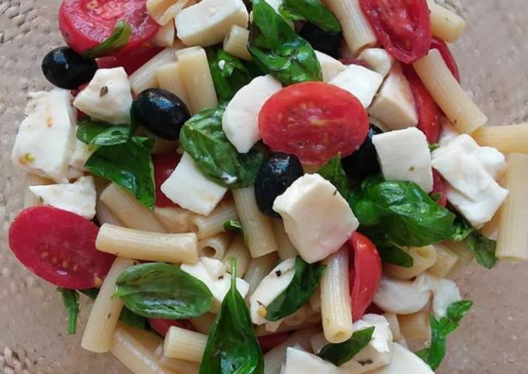 PASTA FREDDA CON POMODORINI, MOZZARELLA E BASILICO