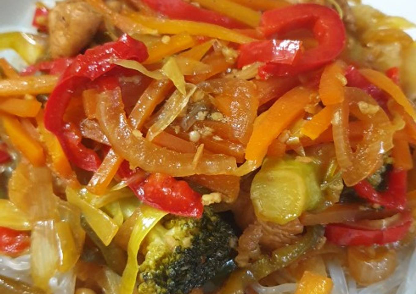 Fideos de arroz con pollo y verduras agridulces