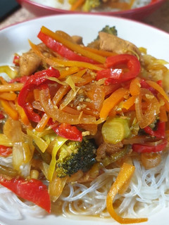 Una foto de Fideos de arroz con pollo y verduras agridulces