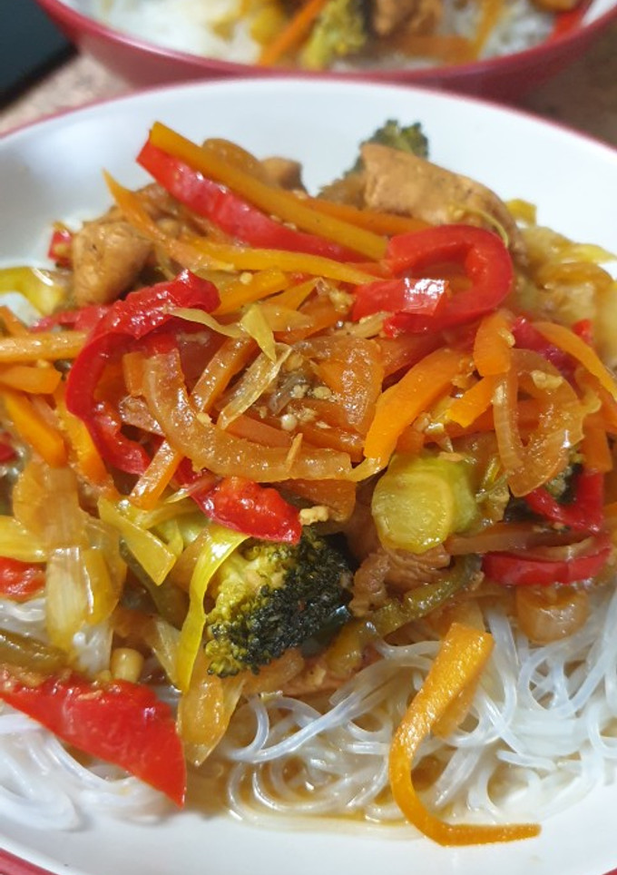 Una foto de Fideos de arroz con pollo y verduras agridulces