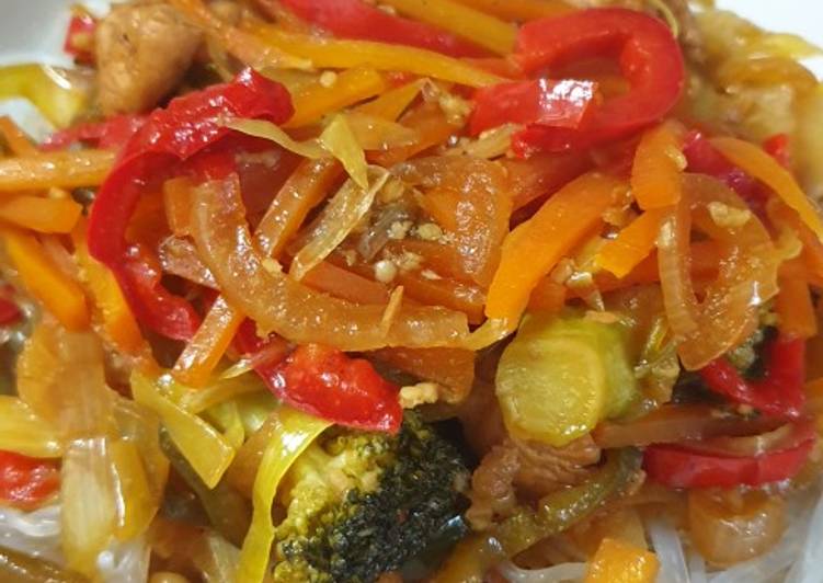 Fideos de arroz con pollo y verduras agridulces