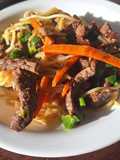 Salteado de carne y fideos