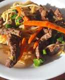 Salteado de carne y fideos
