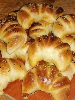 صورة لوصفة كرواصون مالحين بصلصة التونة 😋