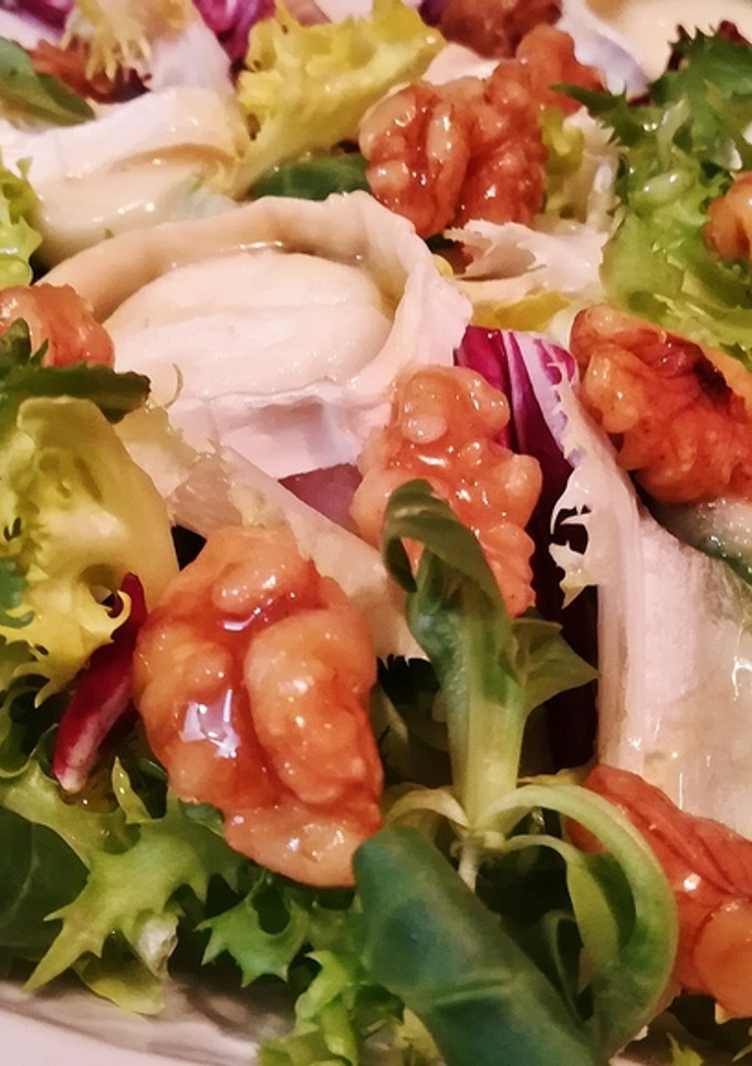 Una foto de Ensalada de queso de cabra