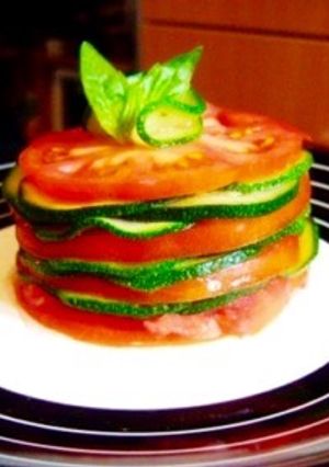 Una foto de Torre Milhojas de Calabaza Verde y Tomate