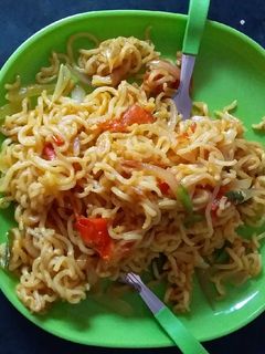 वेज मैगी (veg maggi recipe in Hindi) रेसिपी मुख्य फोटो