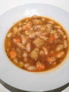 Una foto de Alubias con rape, gambas y langostinos