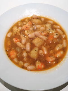 Una foto de Alubias con rape, gambas y langostinos