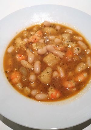 Una foto de Alubias con rape, gambas y langostinos