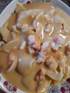 Una foto de Lumaconi rellenos de ragú de setas y velouté de marisco
