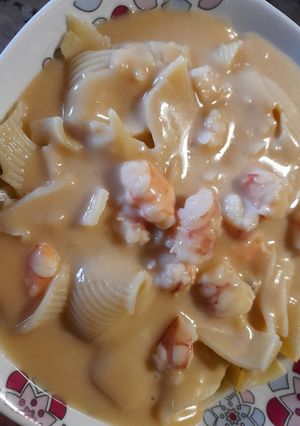 Una foto de Lumaconi rellenos de ragú de setas y velouté de marisco
