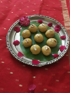 बेसन के लड्डू (besan ke ladoo recipe in Hindi) रेसिपी मुख्य फोटो