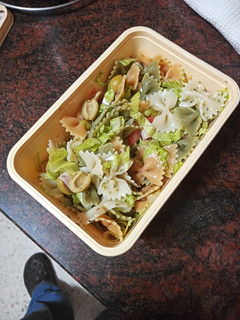 Una foto de Tupper de ensalada de pasta con jamón cocido y queso al orégano