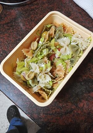 Foto principal de Tupper de ensalada de pasta con jamón cocido y queso al orégano