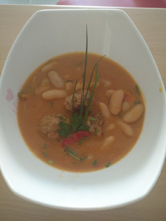 Una foto de Fabas con albóndigas de ternera