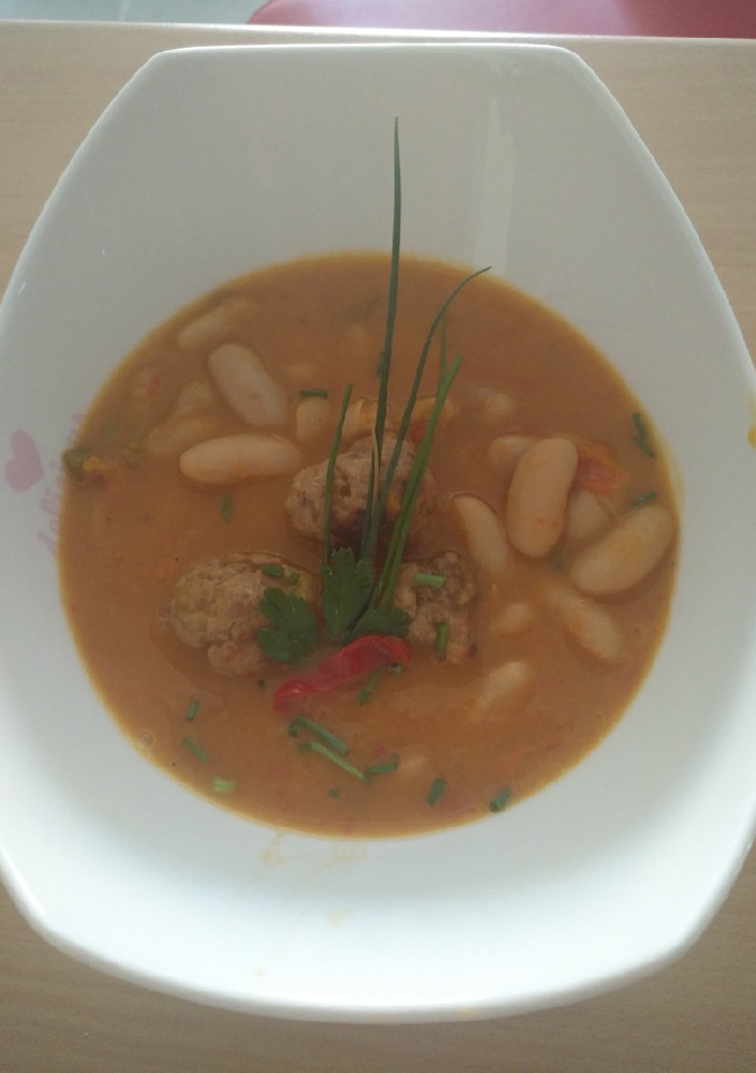 Una foto de Fabas con albóndigas de ternera
