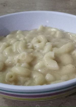 A picture of Pasta with white sauce.