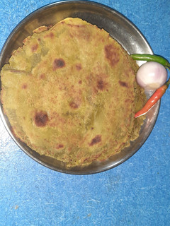 પાલક ના પરોઠા(palak parotha recipe in Gujarati) રેસીપી મુખ્ય ફોટો