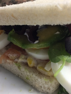 Una foto de Sándwich de atún y huevo