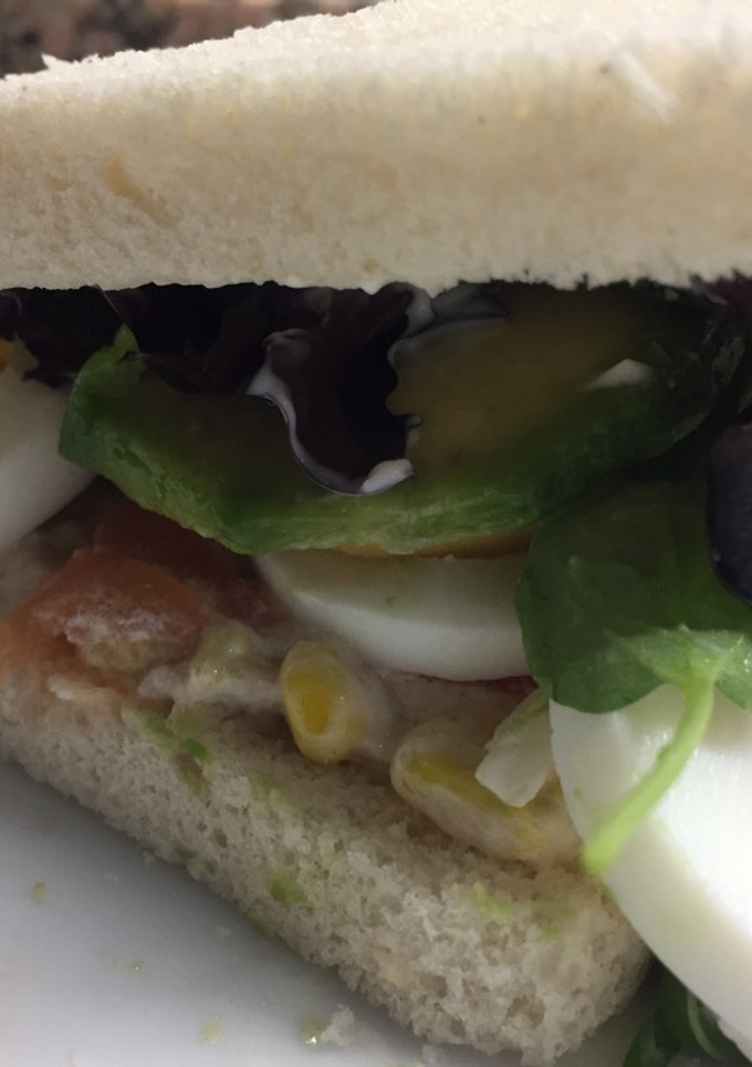 Una foto de Sándwich de atún y huevo
