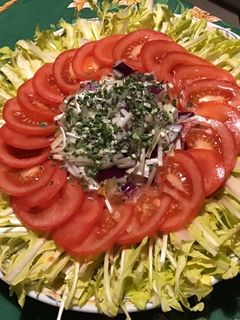 Une photo de Salade de pissenlits jaunes aux tomates et oignon rouge