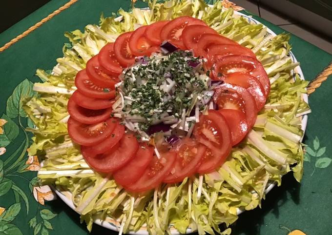 Méthode simple pour Faire Rapide Salade de pissenlits jaunes aux tomates et oignon rouge