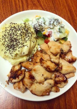 Hình của món Tada !!! hnay chúng ta hãy thử làm Ức gà áp chảo ăn với khoai lang nghiền.