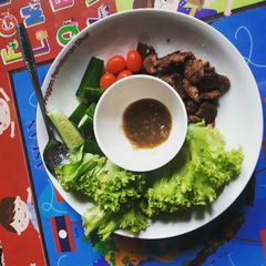 A picture of Beef wrap in lettuce.