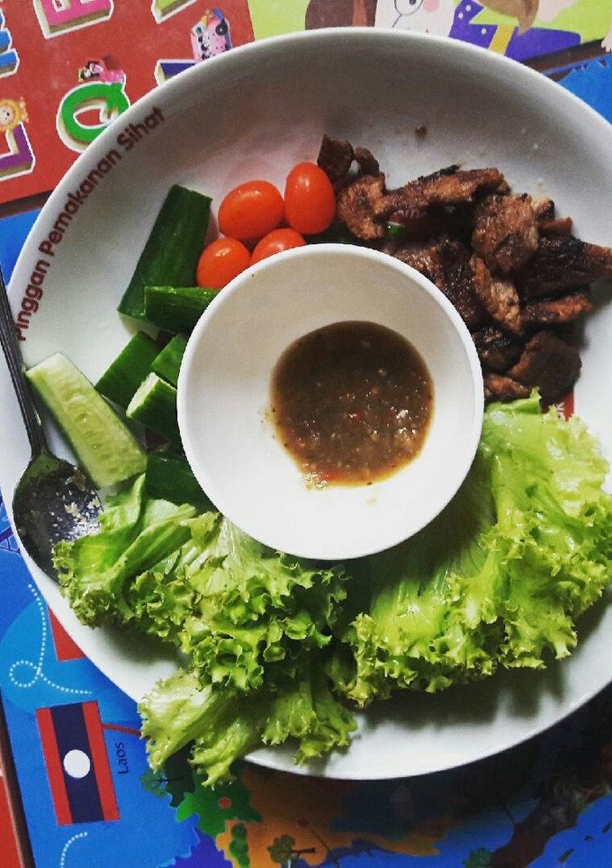 A picture of Beef wrap in lettuce.
