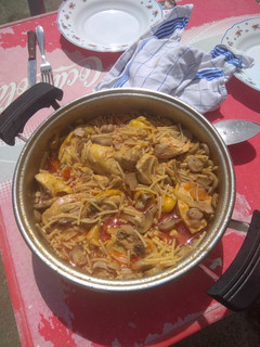 Una foto de Pollo con fideos
