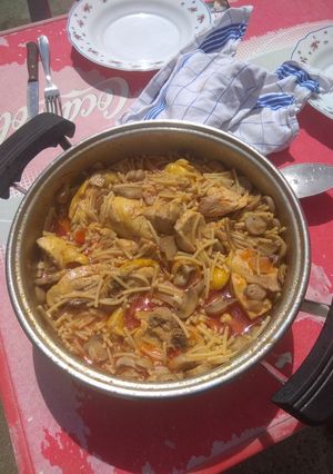 Una foto de Pollo con fideos