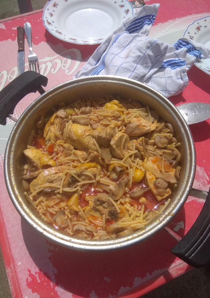 Una foto de Pollo con fideos