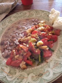 Una foto de Tilapia con verduras