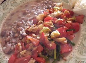 Una foto de Tilapia con verduras