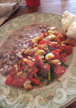 Una foto de Tilapia con verduras